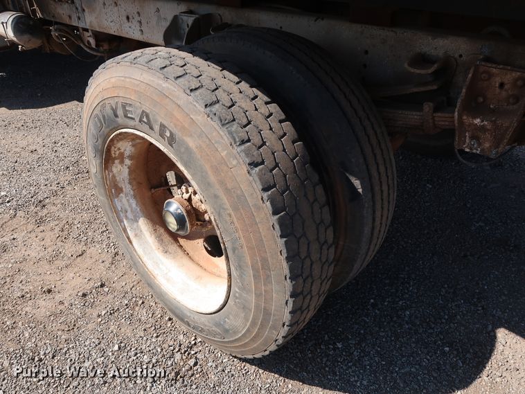 image for item FE9687 1995 Ford F700 dump flatbed truck