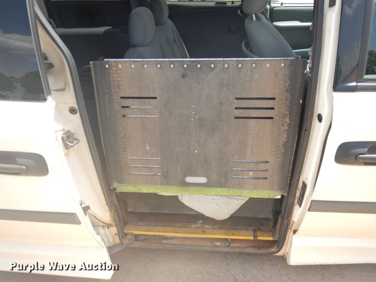image for item FI9879 2007 Dodge Grand Caravan handicap accessible van
