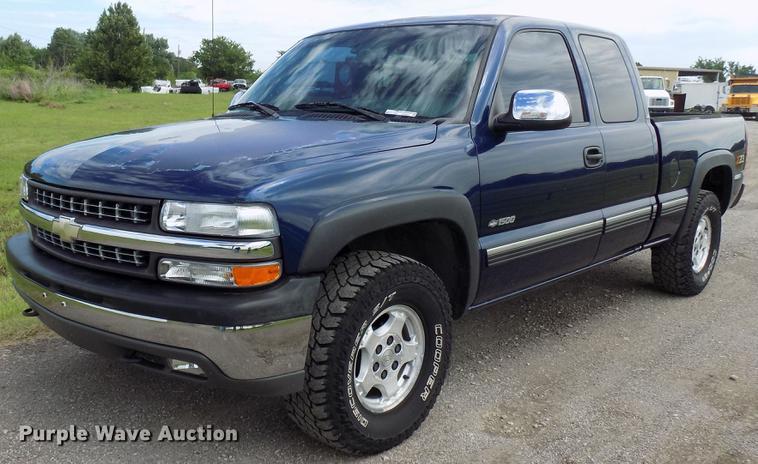 image for item FJ9284 2002 Chevrolet Silverado 1500 Ext. Cab pickup truck