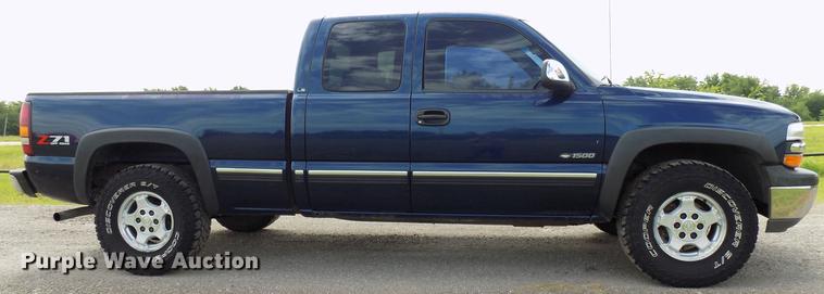 image for item FJ9284 2002 Chevrolet Silverado 1500 Ext. Cab pickup truck