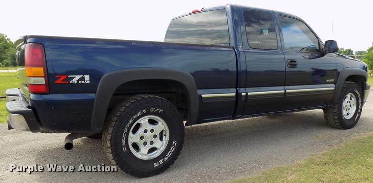 image for item FJ9284 2002 Chevrolet Silverado 1500 Ext. Cab pickup truck