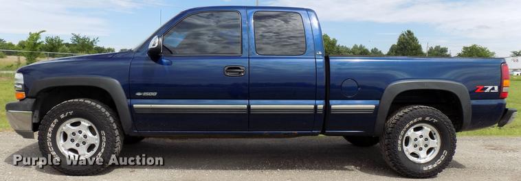 image for item FJ9284 2002 Chevrolet Silverado 1500 Ext. Cab pickup truck