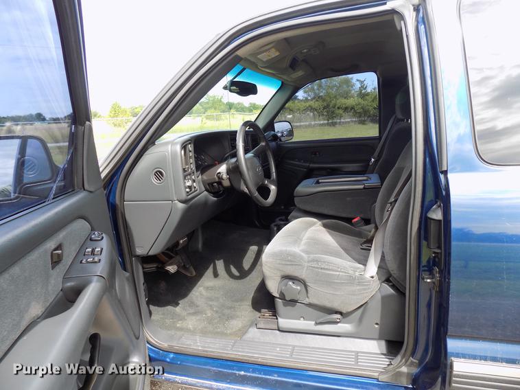 image for item FJ9284 2002 Chevrolet Silverado 1500 Ext. Cab pickup truck