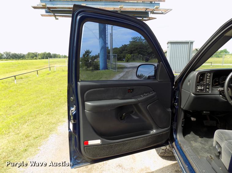 image for item FJ9284 2002 Chevrolet Silverado 1500 Ext. Cab pickup truck