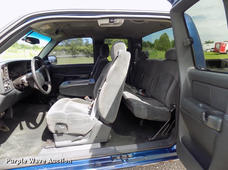 image for item FJ9284 2002 Chevrolet Silverado 1500 Ext. Cab pickup truck