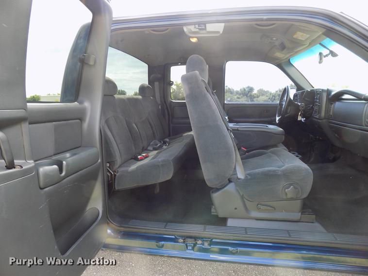 image for item FJ9284 2002 Chevrolet Silverado 1500 Ext. Cab pickup truck