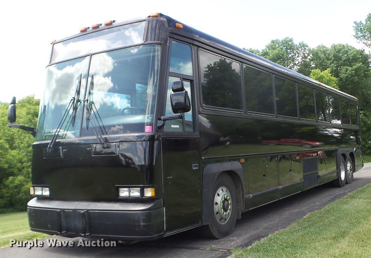 image for item FM9382 2001 MCI D4500 coach bus
