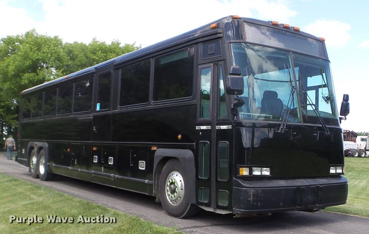 image for item FM9382 2001 MCI D4500 coach bus