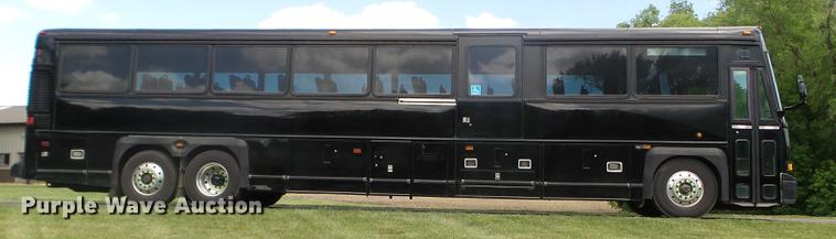 image for item FM9382 2001 MCI D4500 coach bus