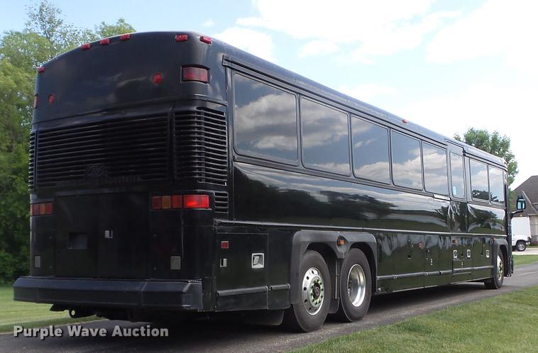 image for item FM9382 2001 MCI D4500 coach bus
