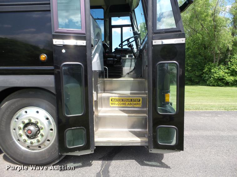 image for item FM9382 2001 MCI D4500 coach bus