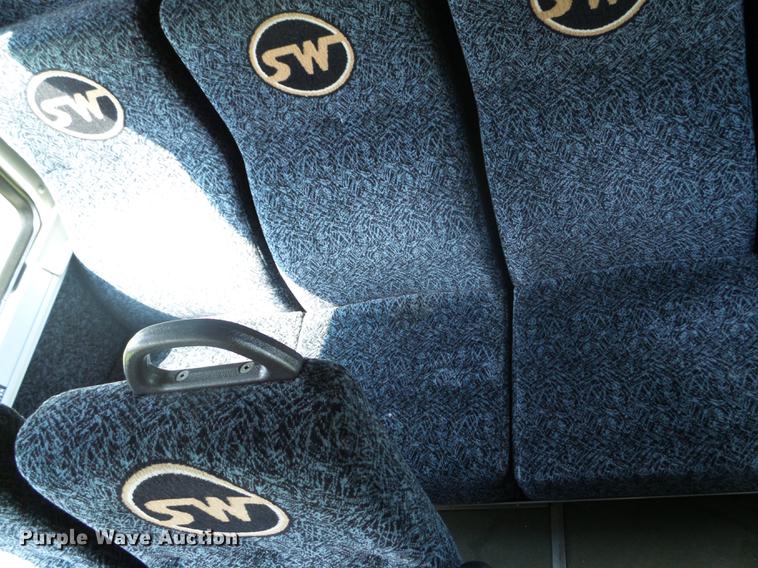 image for item FM9382 2001 MCI D4500 coach bus