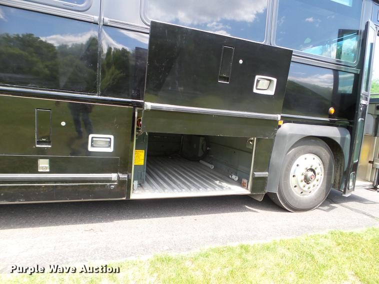 image for item FM9382 2001 MCI D4500 coach bus