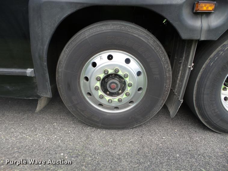 image for item FM9382 2001 MCI D4500 coach bus