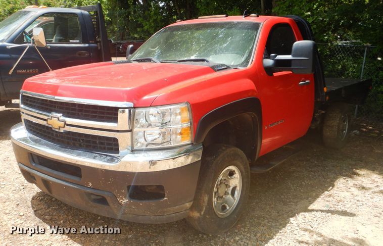 image for item FT9268 2009 Chevrolet Silverado 3500HD flatbed pickup truck