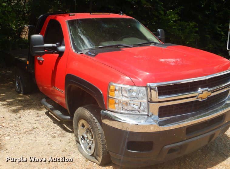 image for item FT9268 2009 Chevrolet Silverado 3500HD flatbed pickup truck