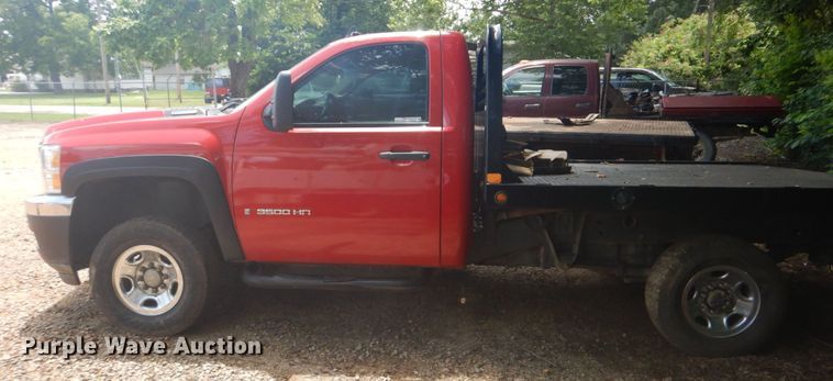 image for item FT9268 2009 Chevrolet Silverado 3500HD flatbed pickup truck