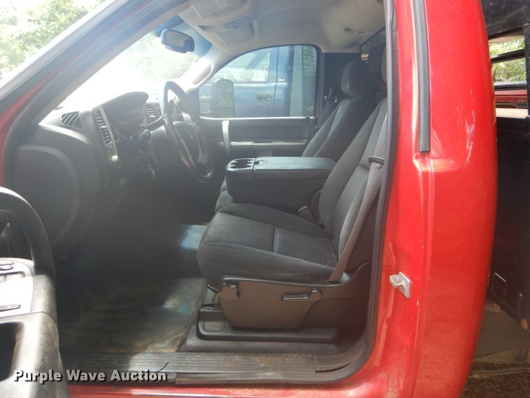 image for item FT9268 2009 Chevrolet Silverado 3500HD flatbed pickup truck