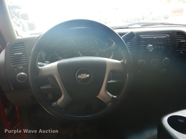 image for item FT9268 2009 Chevrolet Silverado 3500HD flatbed pickup truck