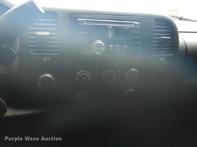 image for item FT9268 2009 Chevrolet Silverado 3500HD flatbed pickup truck