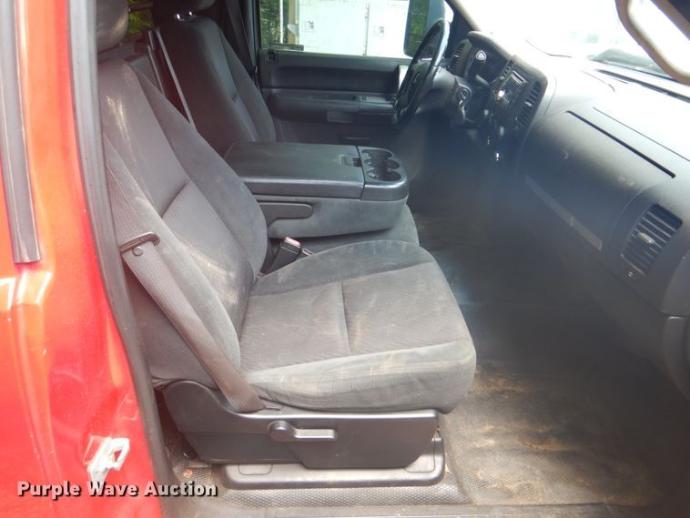 image for item FT9268 2009 Chevrolet Silverado 3500HD flatbed pickup truck