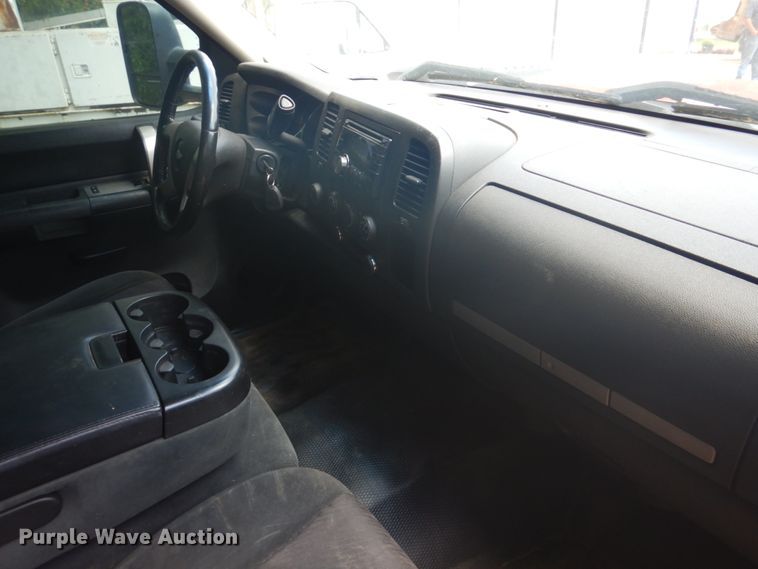 image for item FT9268 2009 Chevrolet Silverado 3500HD flatbed pickup truck