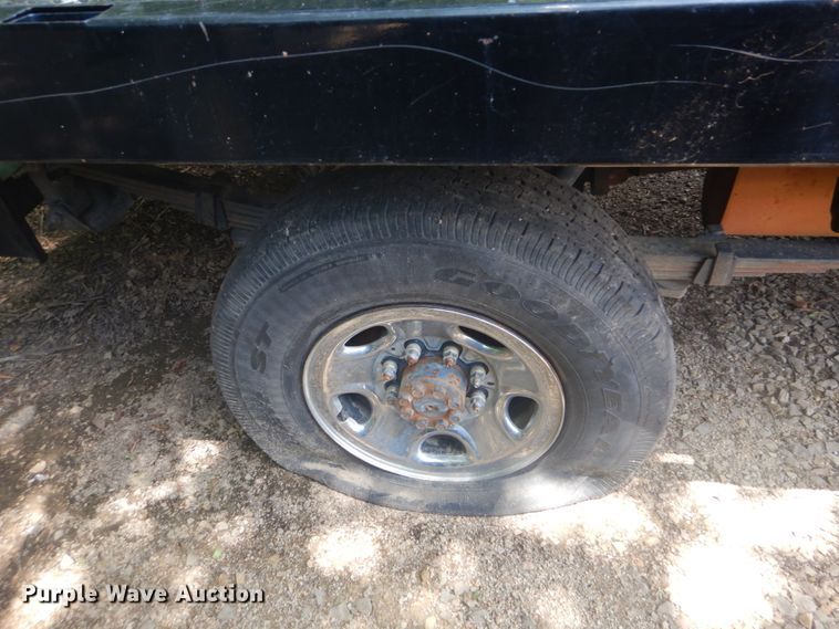 image for item FT9268 2009 Chevrolet Silverado 3500HD flatbed pickup truck