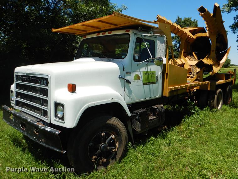 image for item FT9603 1985 International 2574 truck with Big John tree transplanter