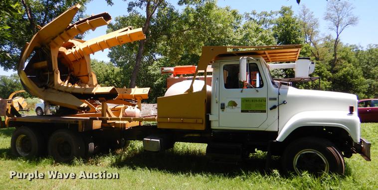 image for item FT9603 1985 International 2574 truck with Big John tree transplanter
