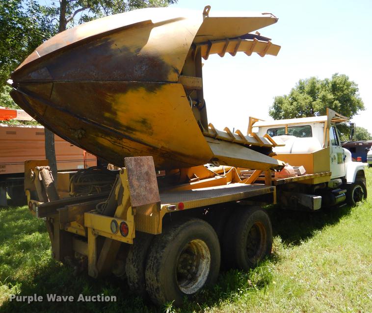 image for item FT9603 1985 International 2574 truck with Big John tree transplanter
