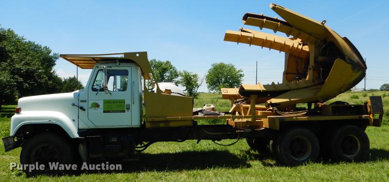 image for item FT9603 1985 International 2574 truck with Big John tree transplanter