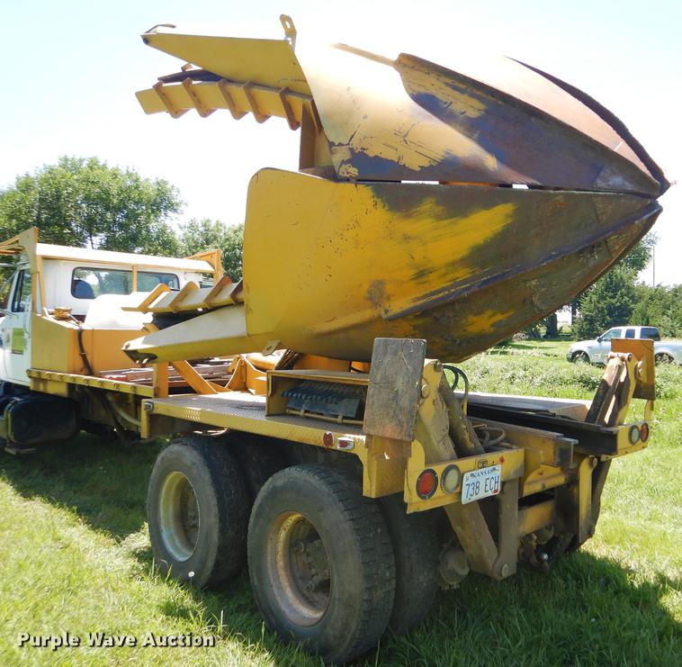 image for item FT9603 1985 International 2574 truck with Big John tree transplanter