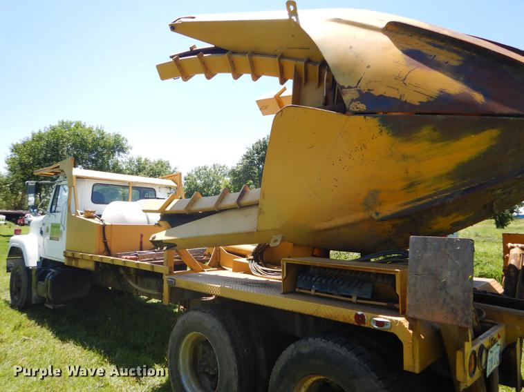 image for item FT9603 1985 International 2574 truck with Big John tree transplanter