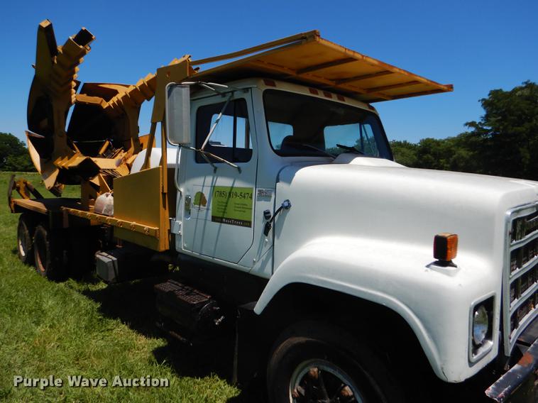 image for item FT9603 1985 International 2574 truck with Big John tree transplanter