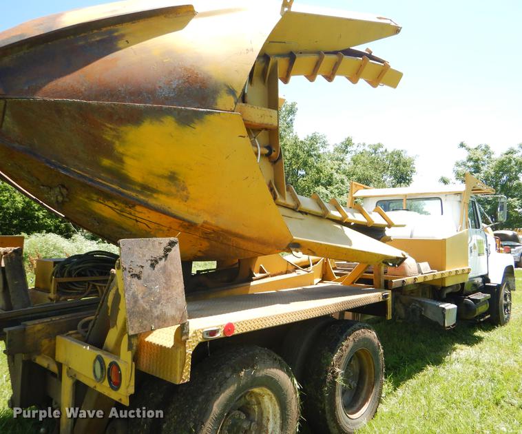 image for item FT9603 1985 International 2574 truck with Big John tree transplanter