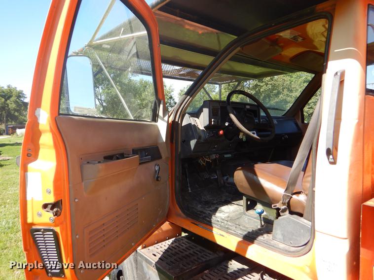 image for item FT9604 1997 GMC C7500 bucket truck