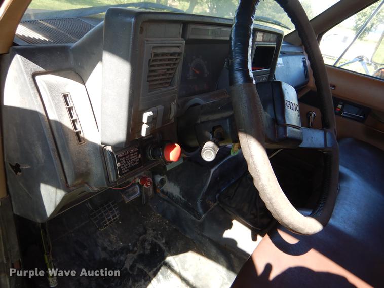 image for item FT9604 1997 GMC C7500 bucket truck