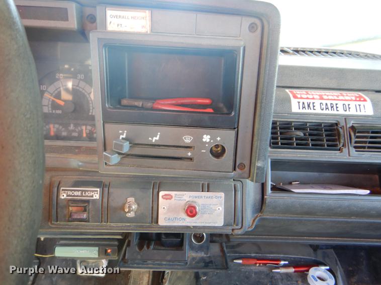 image for item FT9604 1997 GMC C7500 bucket truck