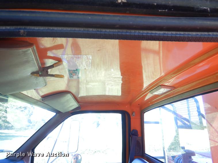 image for item FT9604 1997 GMC C7500 bucket truck