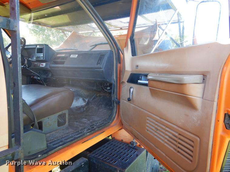 image for item FT9604 1997 GMC C7500 bucket truck