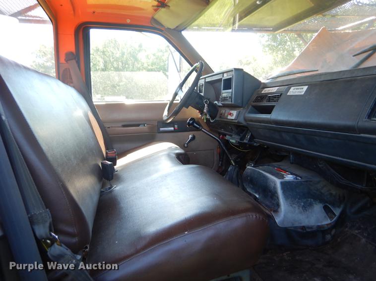 image for item FT9604 1997 GMC C7500 bucket truck