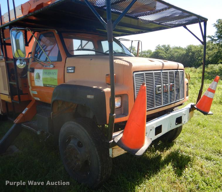image for item FT9604 1997 GMC C7500 bucket truck