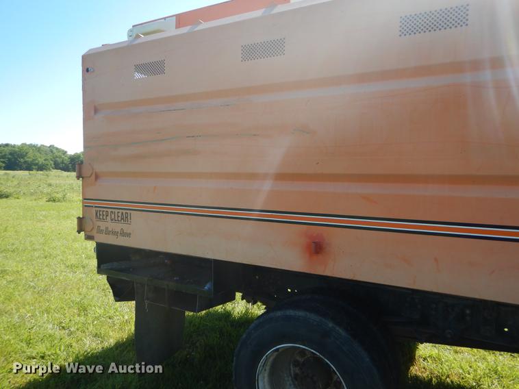 image for item FT9604 1997 GMC C7500 bucket truck