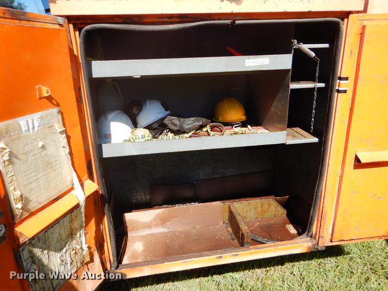 image for item FT9604 1997 GMC C7500 bucket truck