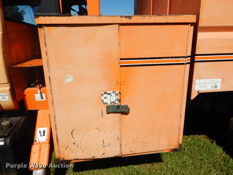 image for item FT9604 1997 GMC C7500 bucket truck