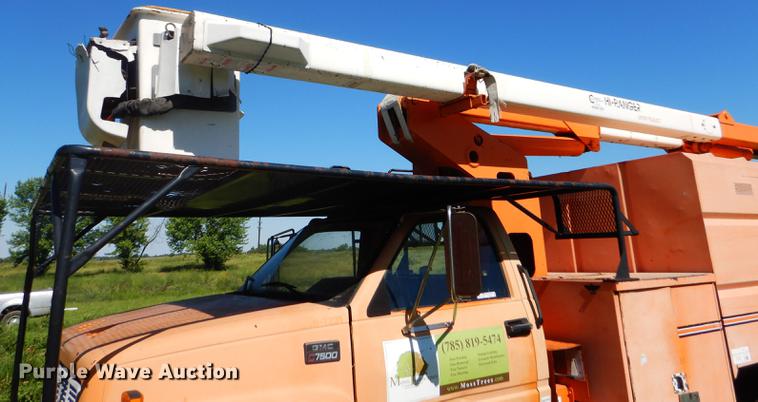 image for item FT9604 1997 GMC C7500 bucket truck