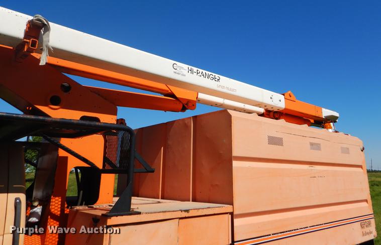 image for item FT9604 1997 GMC C7500 bucket truck