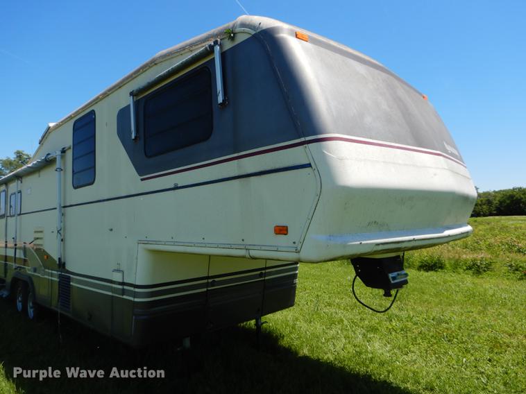 image for item FT9608 1993 Fleetwood Avion 345G camper