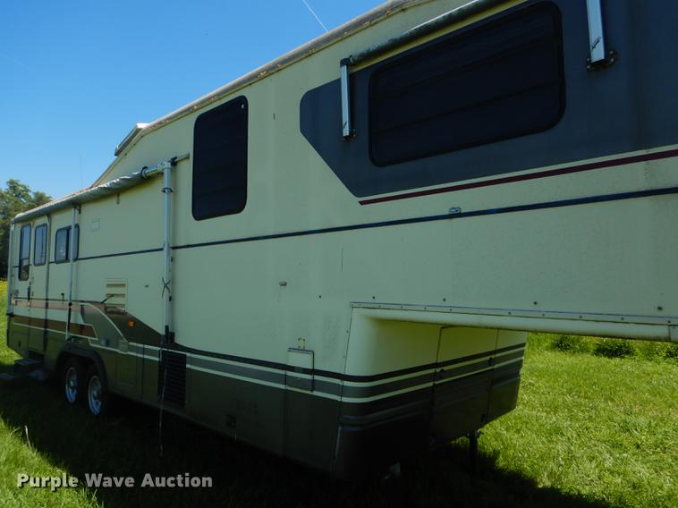 image for item FT9608 1993 Fleetwood Avion 345G camper