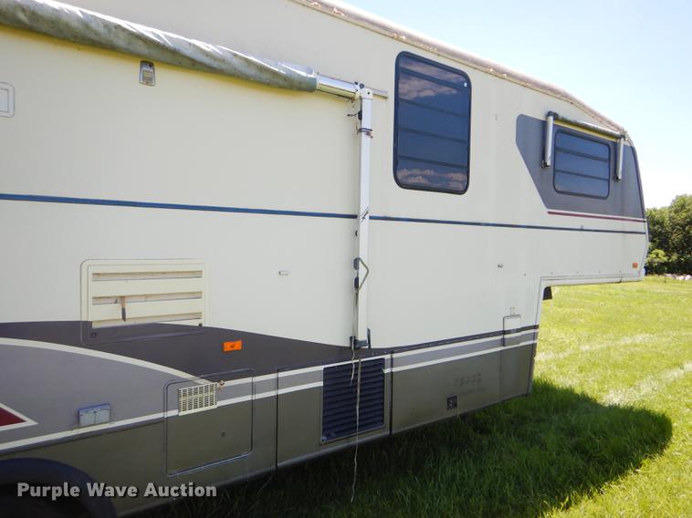 image for item FT9608 1993 Fleetwood Avion 345G camper